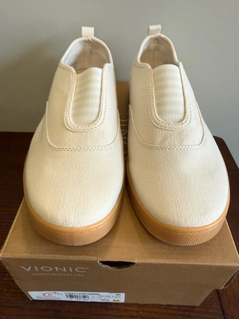 Vionic Coblat Slip-On Canvas‎ Sneaker in Ivory with Gum Sole NEW 9.5